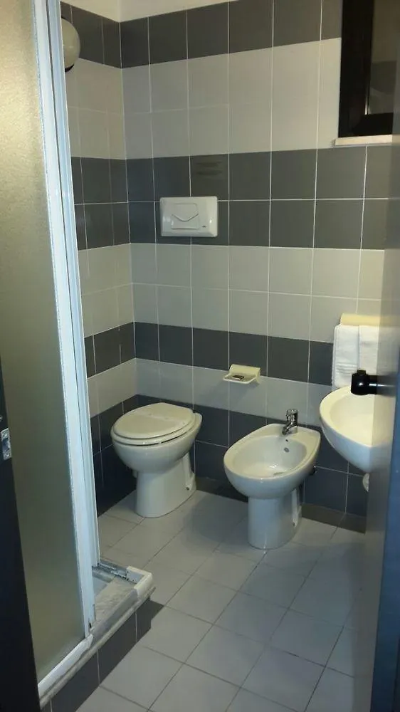 Fly Hotel Cagliari アッセミニ 3*,